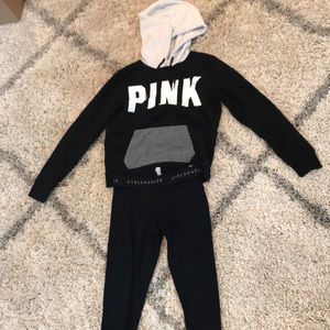 Hoodie, high top converse, leggings